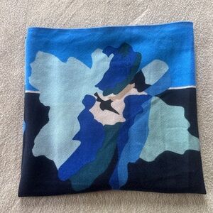Blue Floral Print Women's Cashmere Shawl